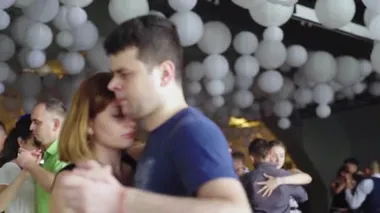 İnsanlar tango yapar. Ağır çekim. Kyiv. Ukrayna