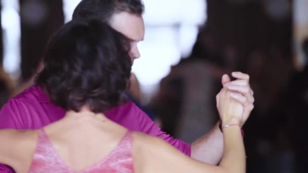 As pessoas dançarinas dançam tango. Movimento lento. Kiev. Ucrânia — Vídeo de Stock