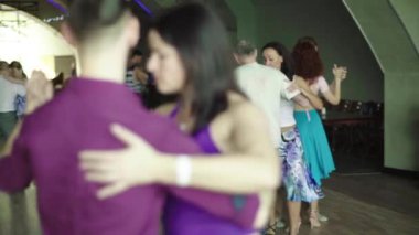 İnsanlar tango yapar. Ağır çekim. Kyiv. Ukrayna