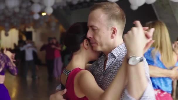 As pessoas dançarinas dançam tango. Movimento lento. Kiev. Ucrânia — Vídeo de Stock