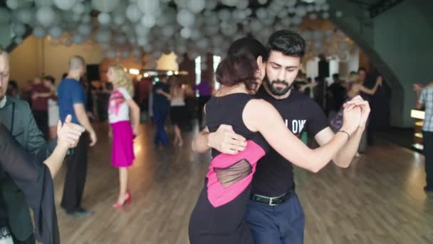 As pessoas dançarinas dançam tango. Movimento lento. Kiev. Ucrânia — Vídeo de Stock