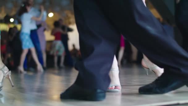 Oamenii dansatori dansează tango. Mişcare lentă. Kiev. Ucraina — Videoclip de stoc