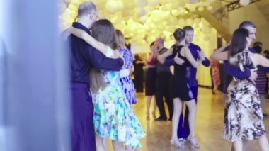 İnsanlar tango yapar. Ağır çekim. Kyiv. Ukrayna