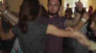 İnsanlar tango yapar. Ağır çekim. Kyiv. Ukrayna
