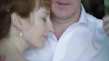 İnsanlar tango yapar. Ağır çekim. Kyiv. Ukrayna