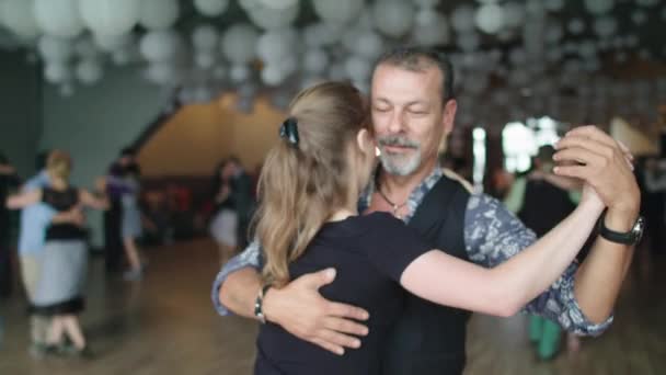 As pessoas dançarinas dançam tango. Movimento lento. Kiev. Ucrânia — Vídeo de Stock