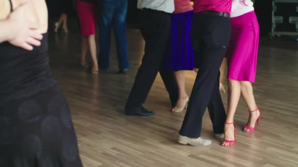 Mensen dansen tango. Langzame beweging. Kiev. Oekraïne — Stockvideo