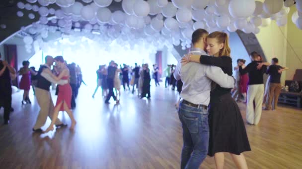 Mensen dansen tango. Langzame beweging. Kiev. Oekraïne — Stockvideo