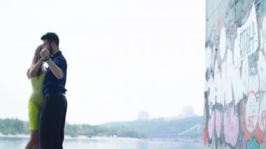 İnsanlar tango yapar. Ağır çekim. Kyiv. Ukrayna