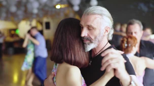 Mensen dansen tango. Langzame beweging. Kiev. Oekraïne — Stockvideo