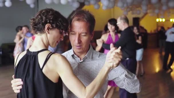 Folk dansar tango. Sakta i backarna. Kiev. Ukraina — Stockvideo