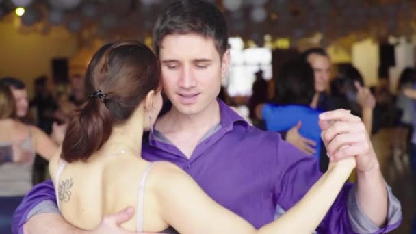 Mensen dansen tango. Langzame beweging. Kiev. Oekraïne — Stockvideo