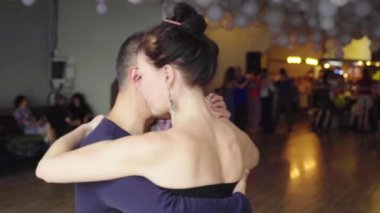 İnsanlar tango yapar. Ağır çekim. Kyiv. Ukrayna