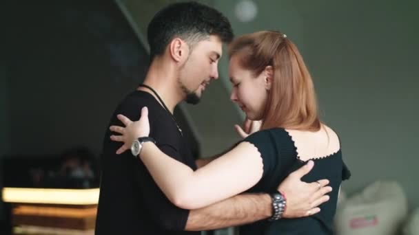 I ballerini ballano tango. Al rallentatore. Kiev. Ucraina — Video Stock