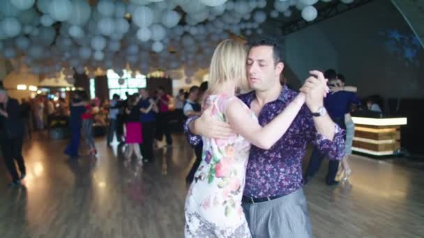 Lidé tančí tango. Zpomal. Kyjev. Ukrajina — Stock video