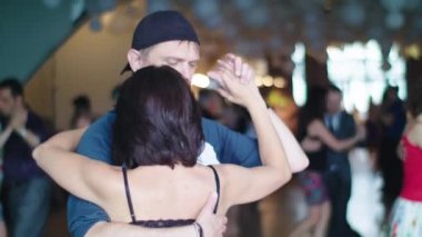 İnsanlar tango yapar. Ağır çekim. Kyiv. Ukrayna