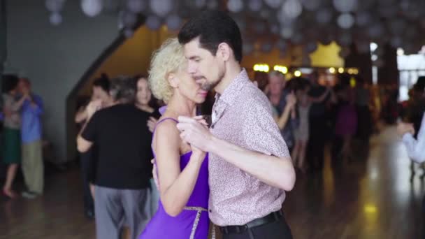 Lidé tančí tango. Zpomal. Kyjev. Ukrajina — Stock video