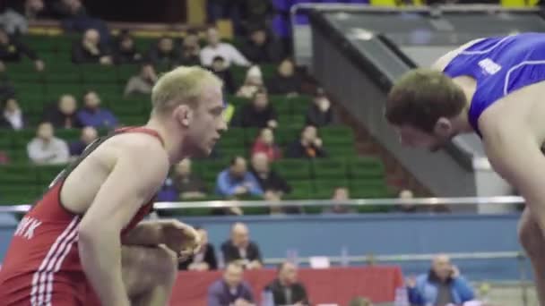 Ringer während des Wrestling-Wettbewerbs. kyiv. Ukraine — Stockvideo