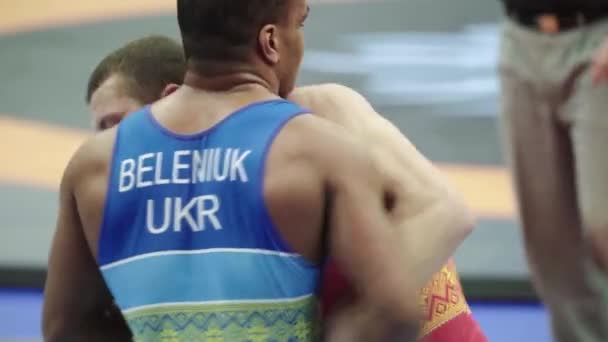 Ringer während des Wrestling-Wettbewerbs. kyiv. Ukraine — Stockvideo