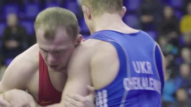 Ringer während des Wrestling-Wettbewerbs. kyiv. Ukraine — Stockvideo