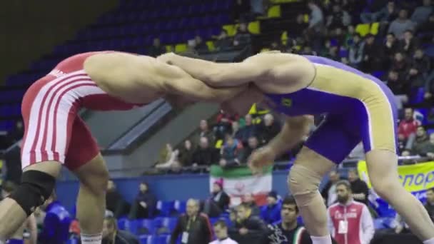 Zapaśnicy podczas zawodów zapaśniczych. Kijów. Ukraina — Wideo stockowe