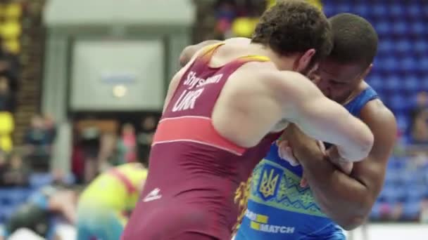 Lottatori durante la competizione di wrestling. Kiev. Ucraina — Video Stock