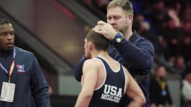 Teneffüs güreşleri sırasında koç ve atlet. Kyiv. Ukrayna