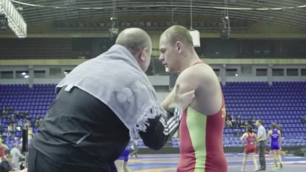 Coach e atleta durante le competizioni di break wrestling. Kiev. Ucraina — Video Stock