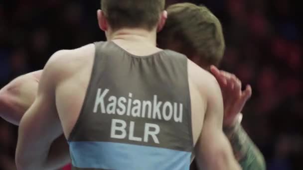 Luchadores durante la competencia de lucha libre. En cámara lenta. Kiev. Ucrania — Vídeo de stock