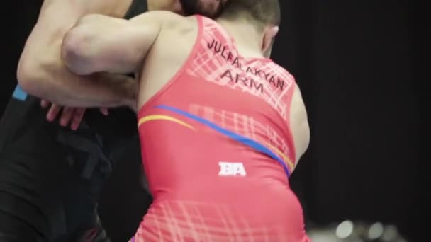 Zápasníci během wrestlingové soutěže. Zpomal. Kyjev. Ukrajina — Stock video