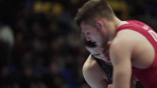 Ringer während des Wrestling-Wettbewerbs. Zeitlupe. kyiv. Ukraine — Stockvideo