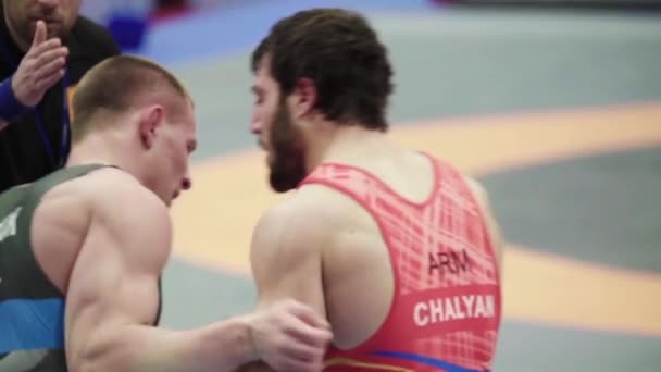 Lottatori durante la competizione di wrestling. Al rallentatore. Kiev. Ucraina — Video Stock