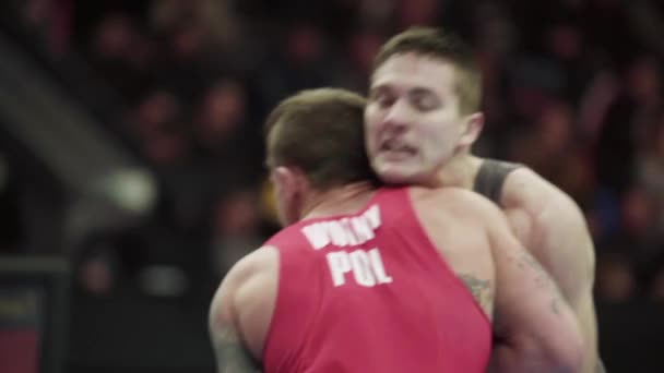 Lottatori durante la competizione di wrestling. Al rallentatore. Kiev. Ucraina — Video Stock