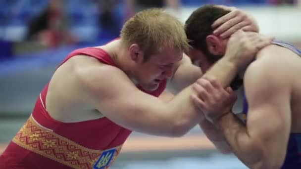 Lottatori durante la competizione di wrestling. Al rallentatore. Kiev. Ucraina — Video Stock