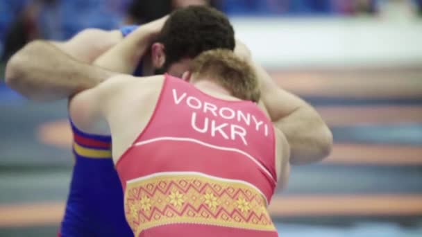 Lottatori durante la competizione di wrestling. Al rallentatore. Kiev. Ucraina — Video Stock