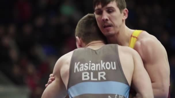 Lottatori durante la competizione di wrestling. Al rallentatore. Kiev. Ucraina — Video Stock