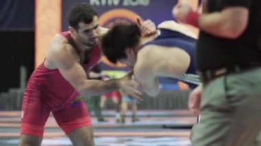 Güreş müsabakasında güreşçiler. Ağır çekim. Kyiv. Ukrayna