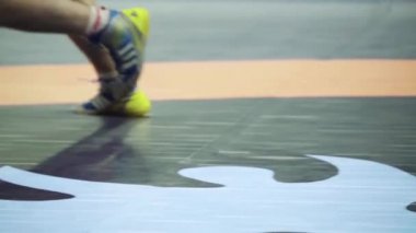 Güreş müsabakasında güreşçiler. Ağır çekim. Kyiv. Ukrayna