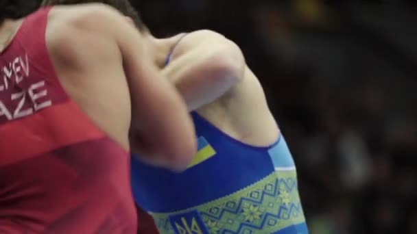 Güreş müsabakasında güreşçiler. Ağır çekim. Kyiv. Ukrayna — Stok video