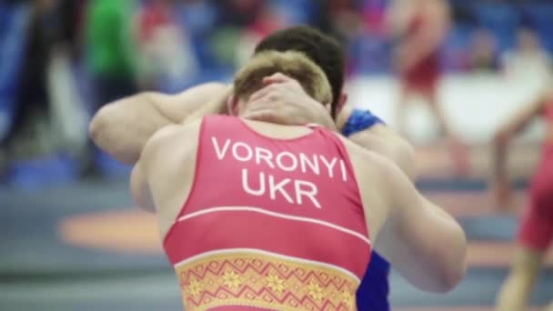 레슬링 경기중 선수들 이죠. 느린 동작. Kyiv. 우크라 이나 — 비디오