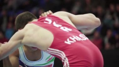 Güreş müsabakasında güreşçiler. Ağır çekim. Kyiv. Ukrayna