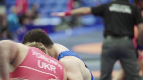 Lottatori durante la competizione di wrestling. Al rallentatore. Kiev. Ucraina — Video Stock