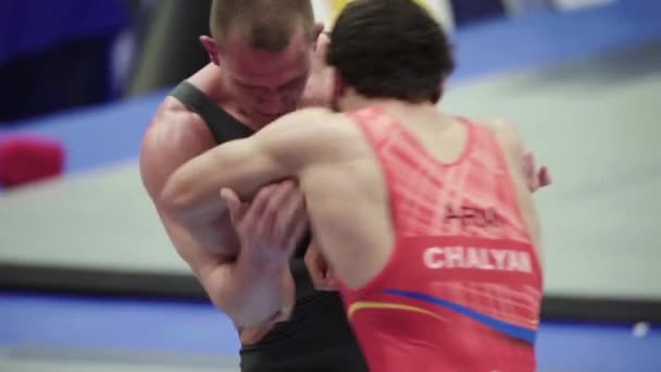 Lottatori durante la competizione di wrestling. Al rallentatore. Kiev. Ucraina — Video Stock