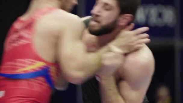 Wrestlers under brydning konkurrence. Langsom bevægelse. Kiev. Ukraine – Stock-video