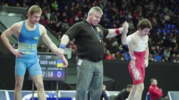 De scheidsrechter steekt de winnende hand op. Worstelen. De overwinning. Winnaar. Succes — Stockvideo