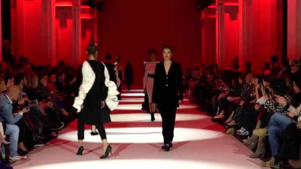 Vrouw model op de catwalk op fashion show — Stockvideo