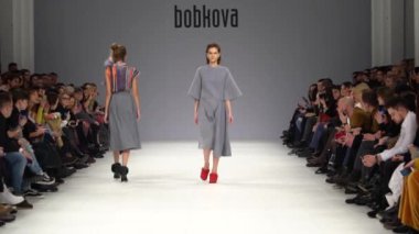 Moda gösterisinde podyumda kadın manken