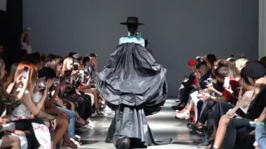 Moda gösterisinde podyumda kadın manken