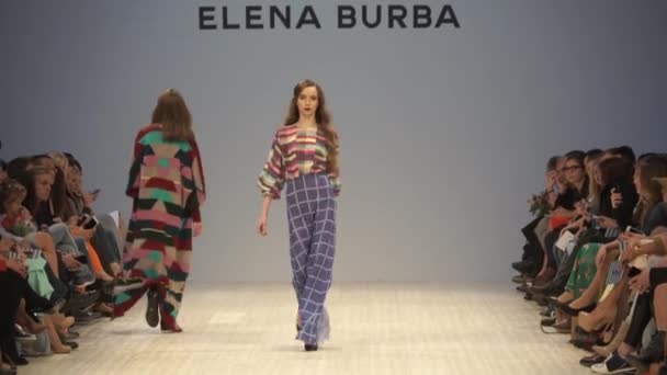 Mujer modelo en la pasarela en el desfile de moda — Vídeos de Stock