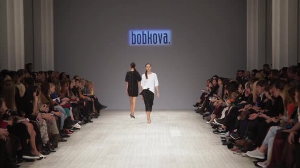 Kobieta modelka na wybiegu na pokazie mody — Wideo stockowe